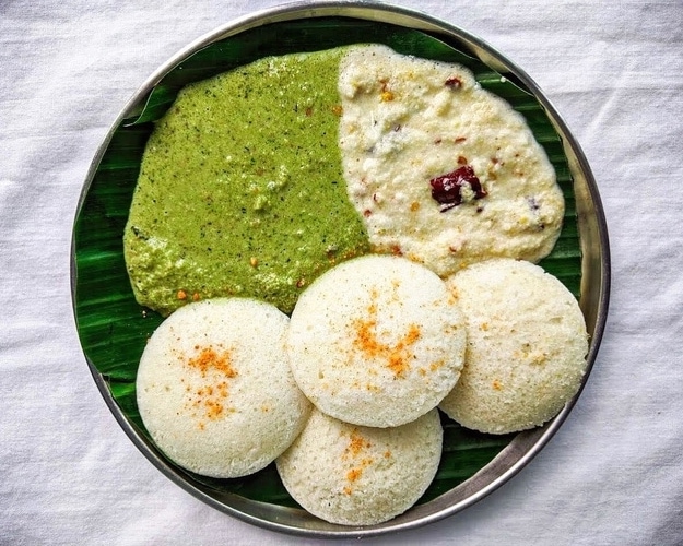 Idli with green chutney and coconut chutney